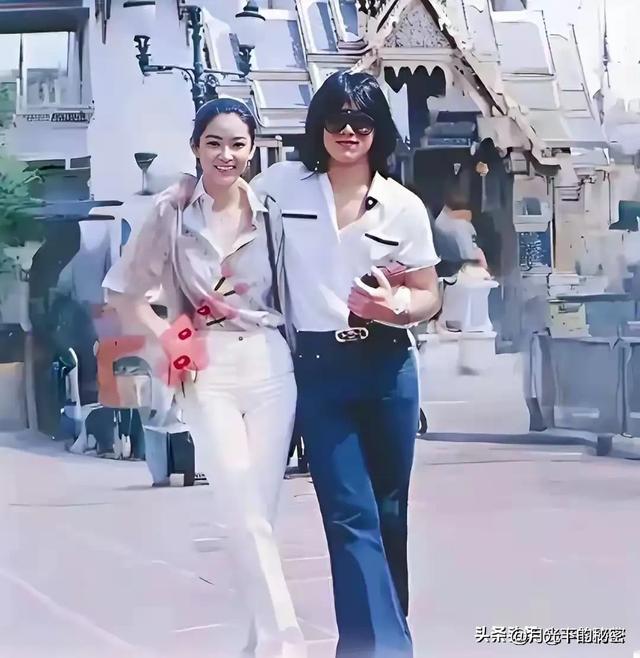1979年泰国的街头，25岁的成龙和24岁的林青霞留下了珍贵的合照