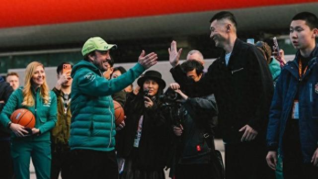 开云首页体验-王牌对王牌!上海球迷挂念的刘炜和F1世界冠军阿隆索打篮球,谁会赢?